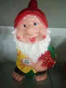 Фигурка садовая "Гном с клубникой" 36 см